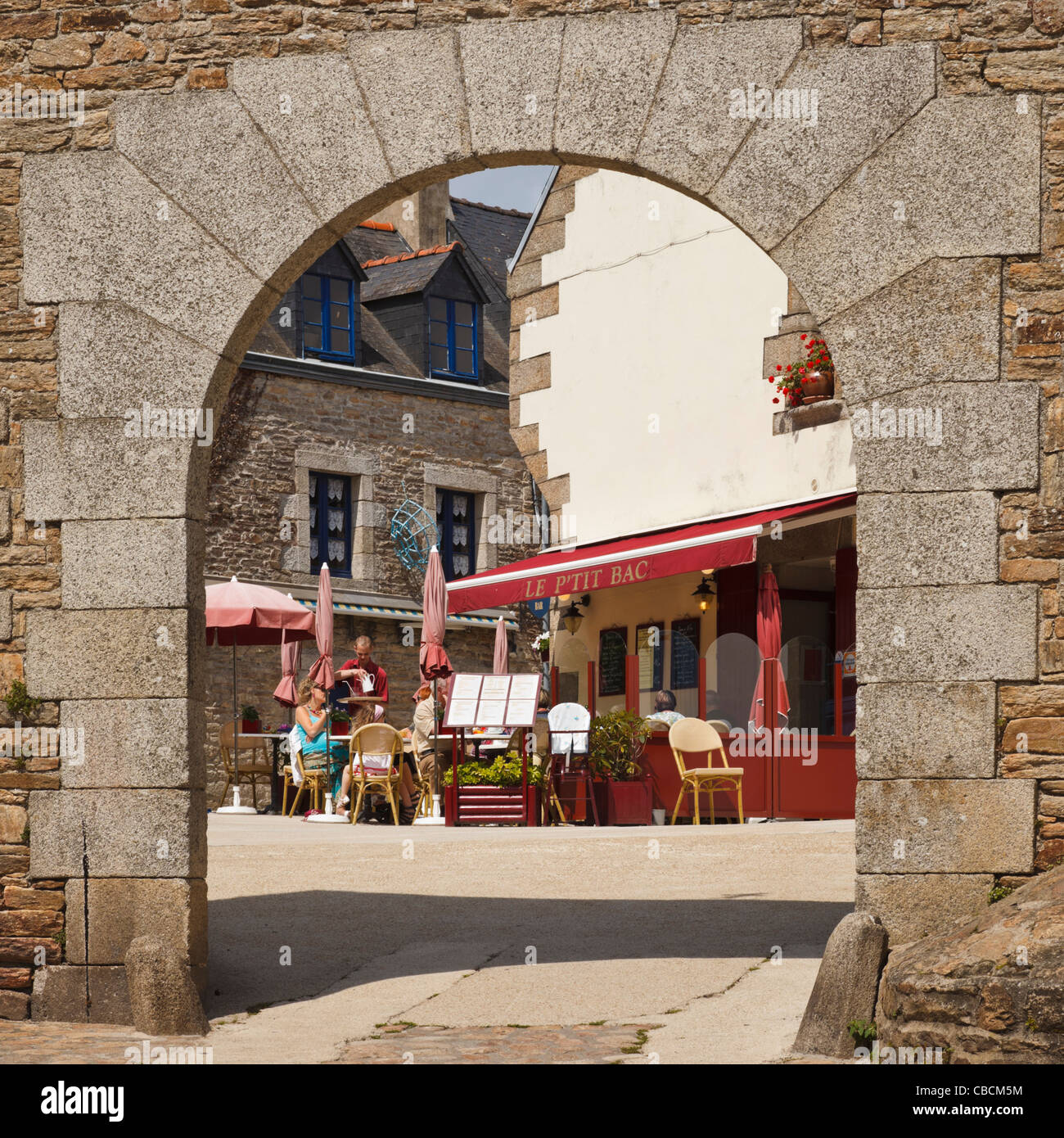 Persone in un ristorante francese a Concarneau, Bretagna Francia Foto Stock