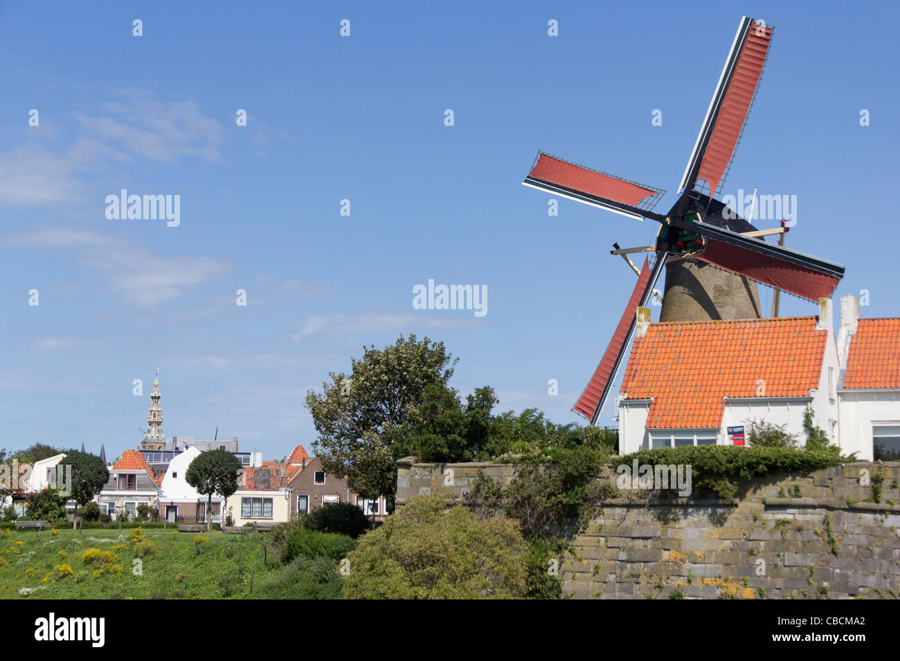 Tradizionale mulino a vento olandese nella città di Zierikzee, Schouwen-Duiveland, Zeeland, Paesi Bassi Foto Stock