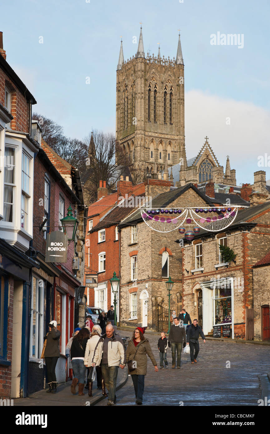Vista di stretta viuzza acciottolata che conduce alla zona in salita con la cattedrale. Ripida collina, Lincoln, Lincolnshire, Inghilterra, Regno Unito. Foto Stock