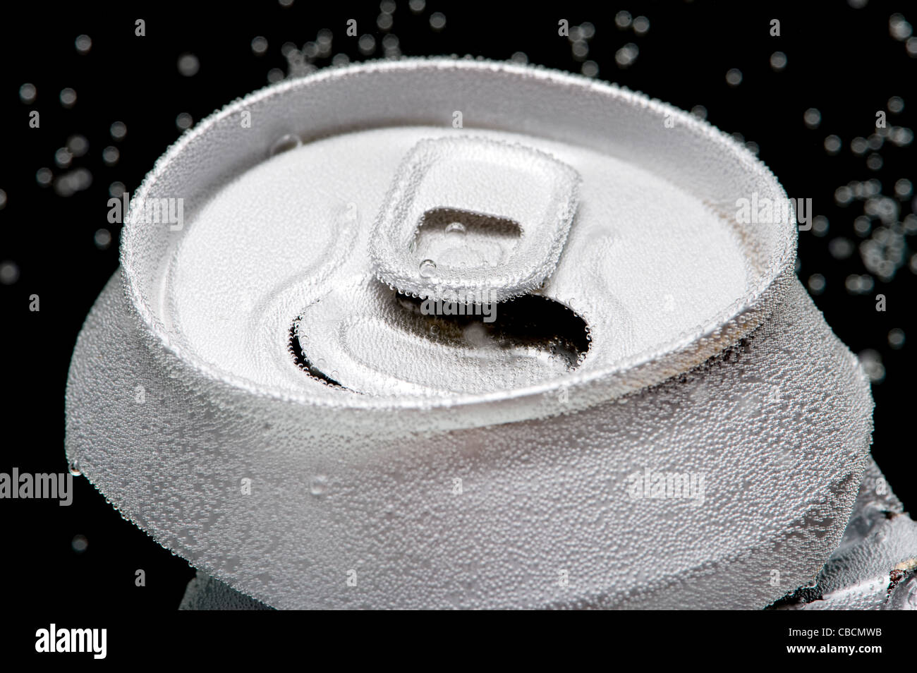 Oggetto su nero - accartocciata lattina della bevanda Foto Stock