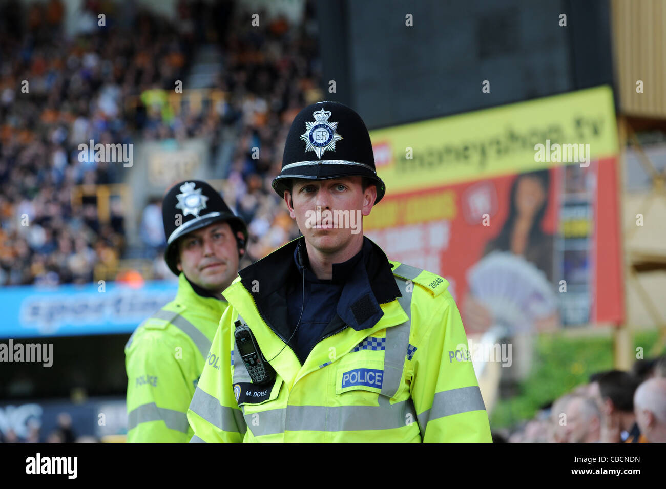 Funzionari di polizia di sesso maschile a partita di calcio Regno Unito Foto Stock
