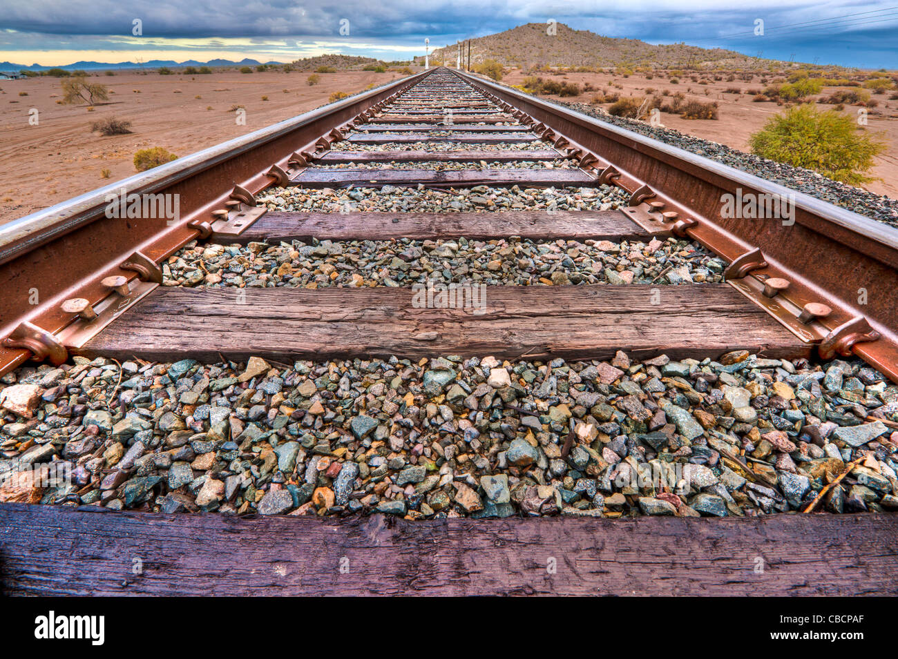 Vista di questi ampi binari del treno a nord di Coolidge, Arizona. Ancora in uso dalla BNSF. Foto Stock