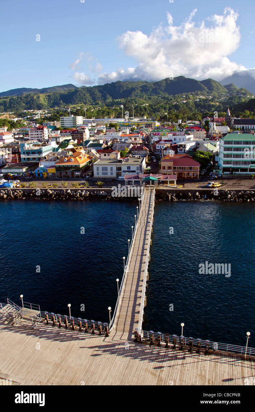 Roseau Dominica panoramica della città al di sopra con crociera molo che conduce alla riva Foto Stock