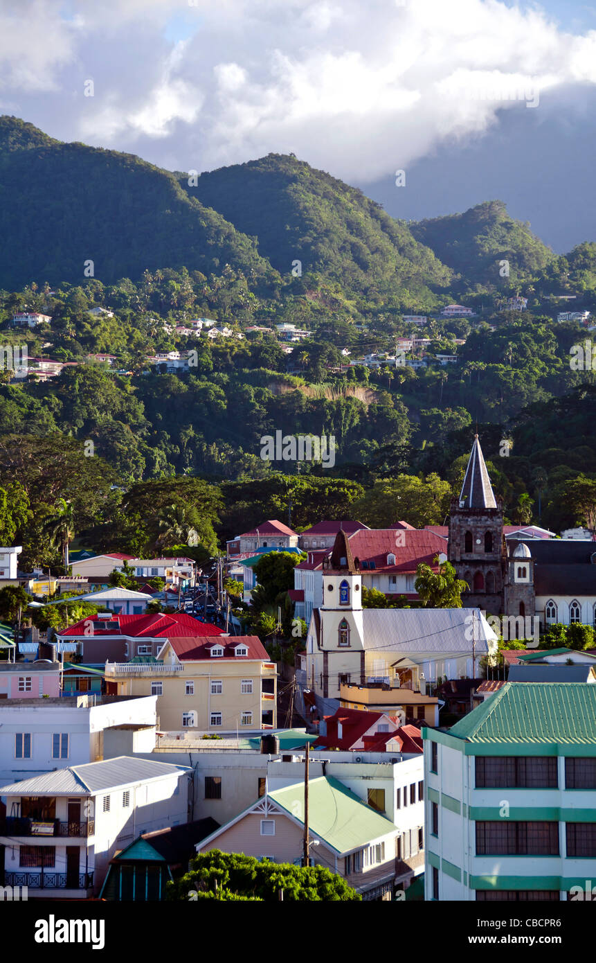 Roseau Dominica sopra panoramica della città architettura e montagne Caraibi orientali Foto Stock