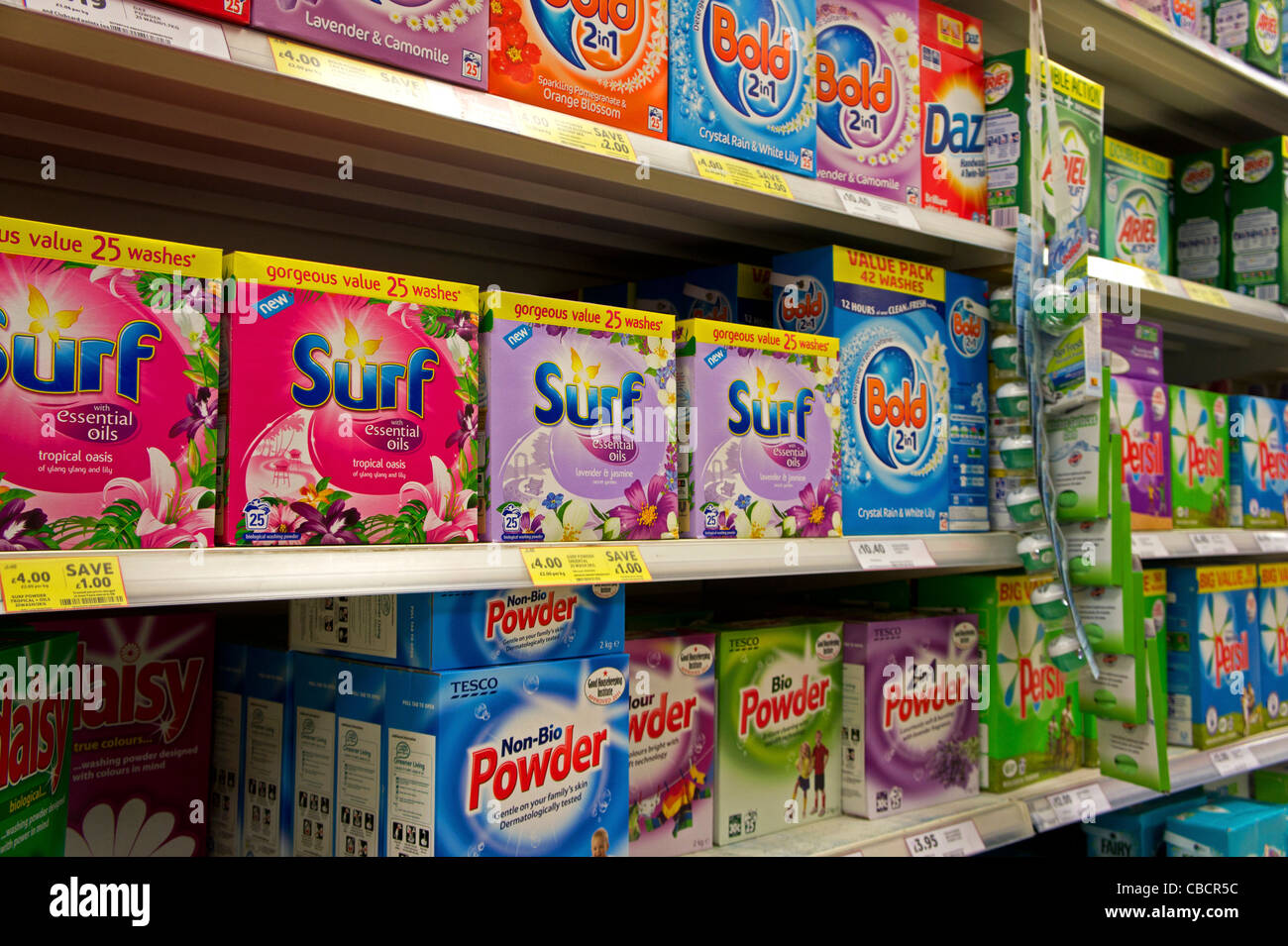 Scatole per il detersivo di lavaggio in polvere in vendita in un supermercato UK Foto Stock
