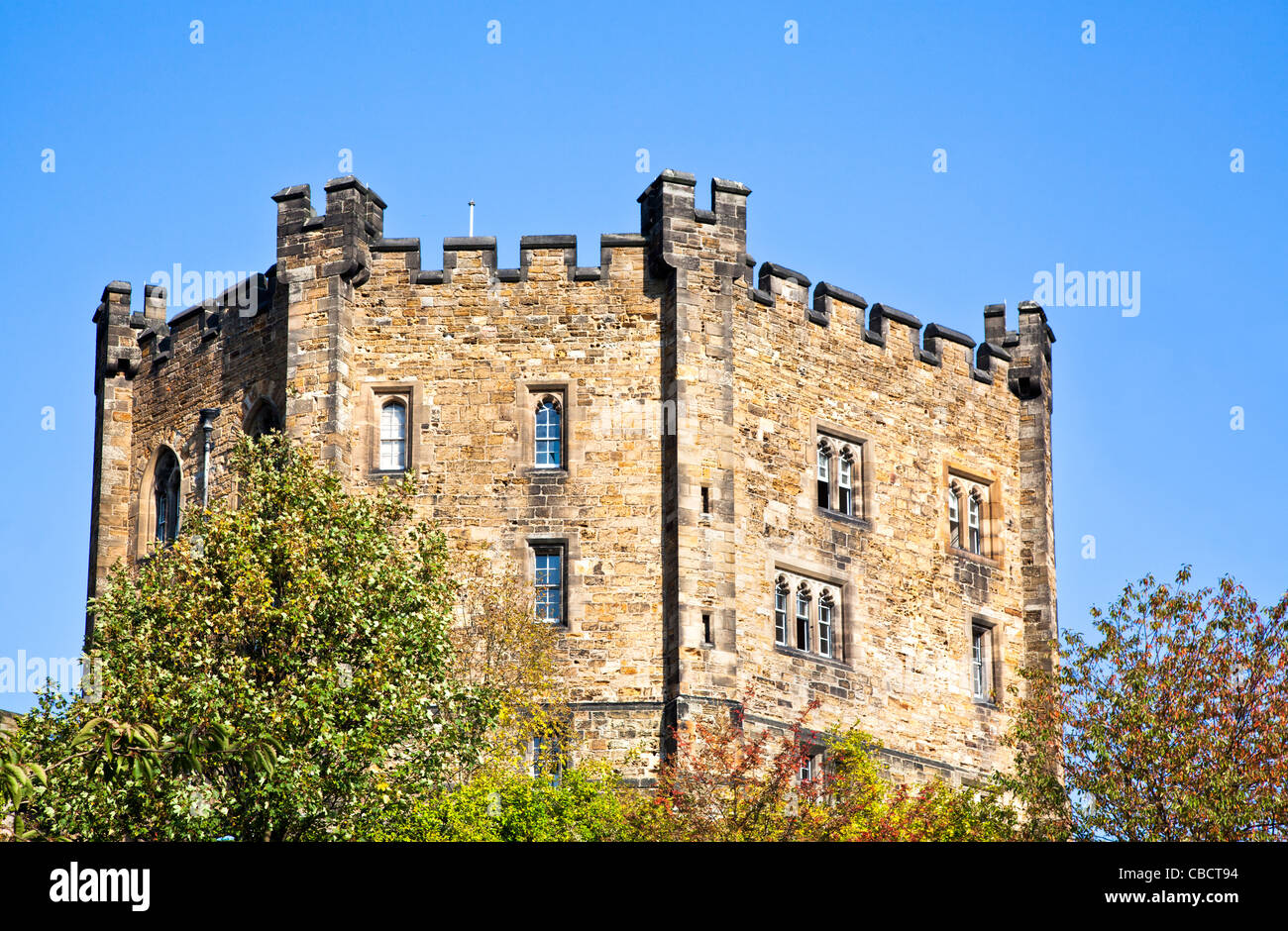 Iconico Durham Castle, un punto di riferimento storico edificio fortificato ora un Università di Durham student hall del residence, visto dalla cattedrale verde Foto Stock