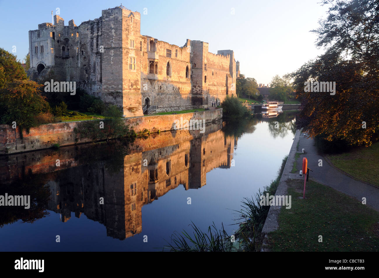 In tarda serata la luce del sole su Newark Castle, dal fiume Trent, a Newark-on-Trent, Nottinghamshire, Inghilterra Foto Stock