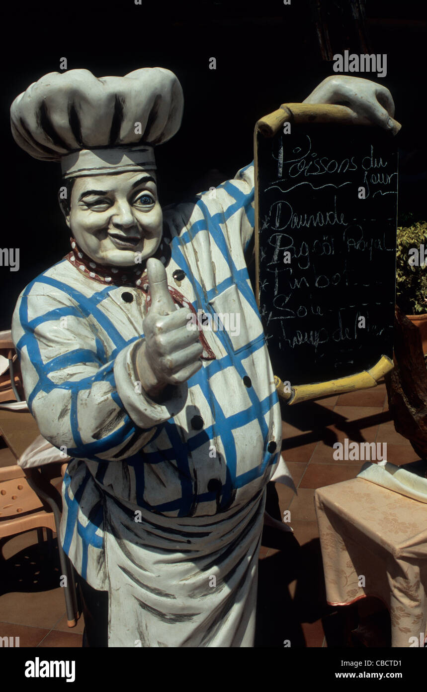 Il Marocco, cibo Ristorante menu carta fuori uno di molti nella cittadina di Agadir. Foto Stock