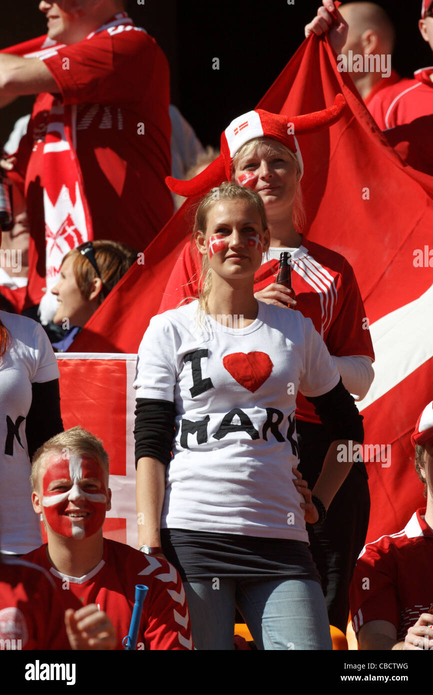 Danimarca sostenitori nelle gabbie per un 2010 FIFA World Cup Soccer match tra la Danimarca e i Paesi Bassi. Foto Stock