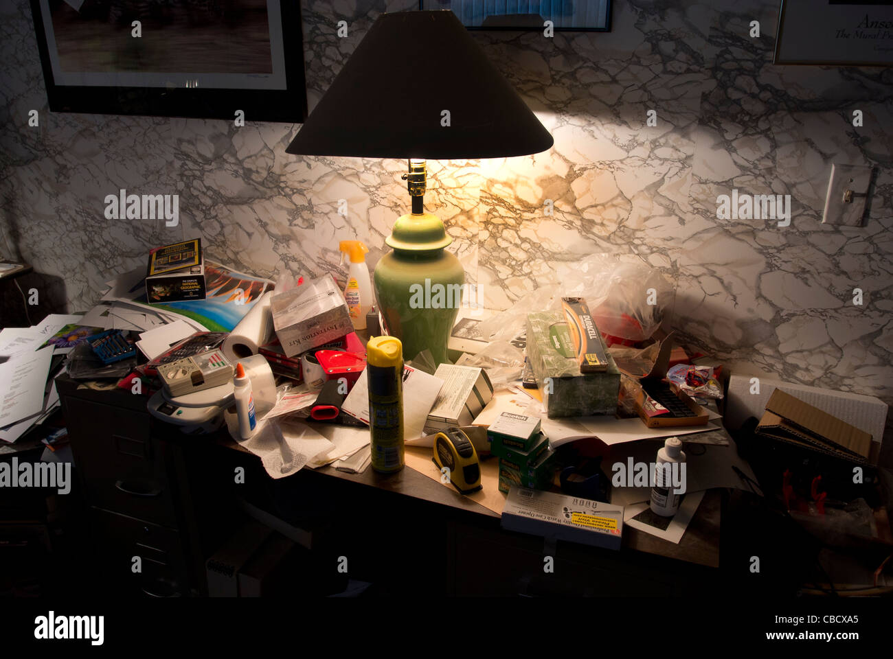 Molto disordinato desk. Foto Stock