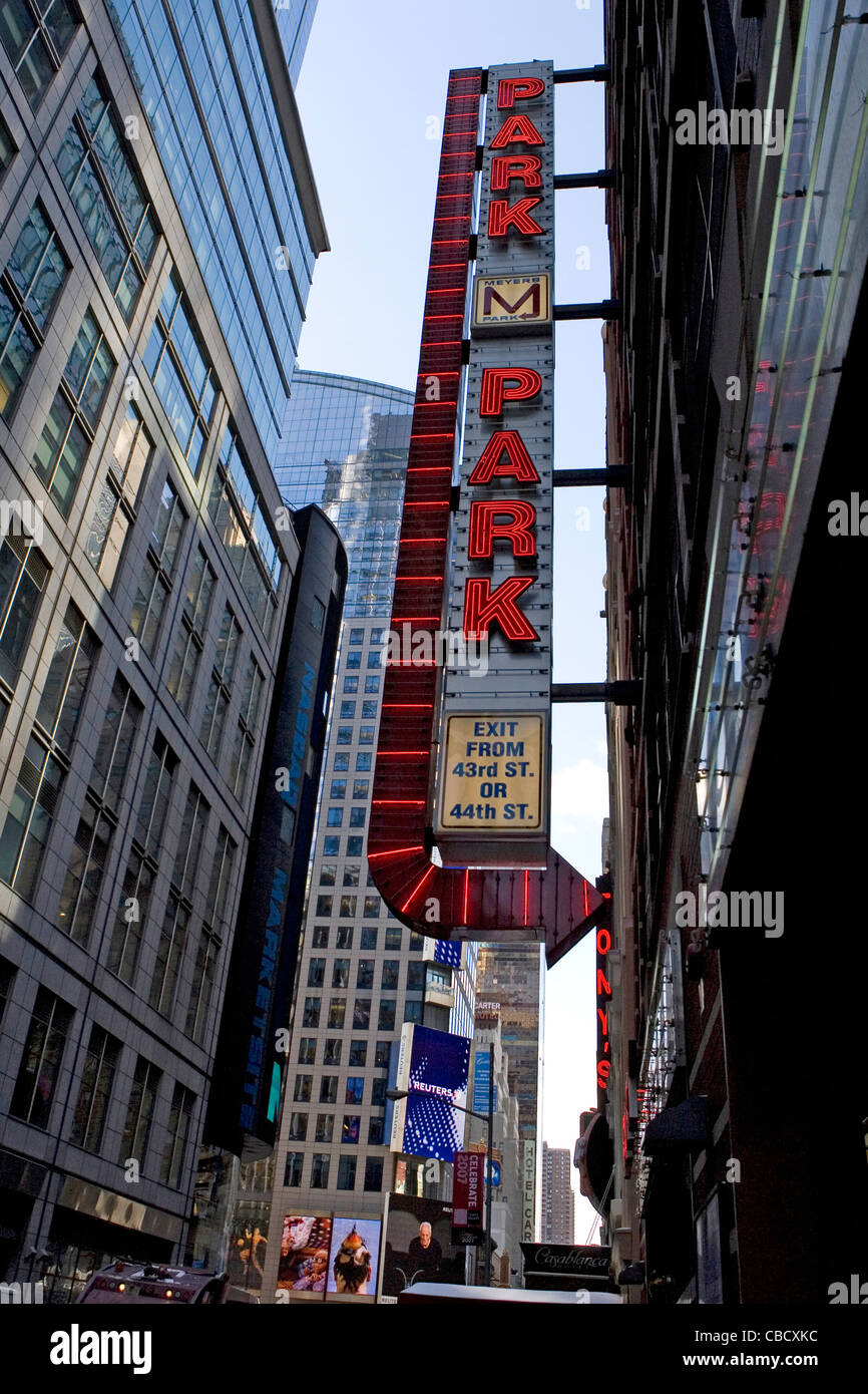 Parcheggio al neon sign, Manhattan, New York City, NY, Stati Uniti d'America Foto Stock