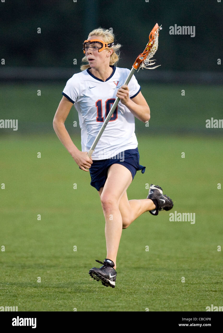 Un collegio femminile lacrosse player in azione durante una partita Foto Stock