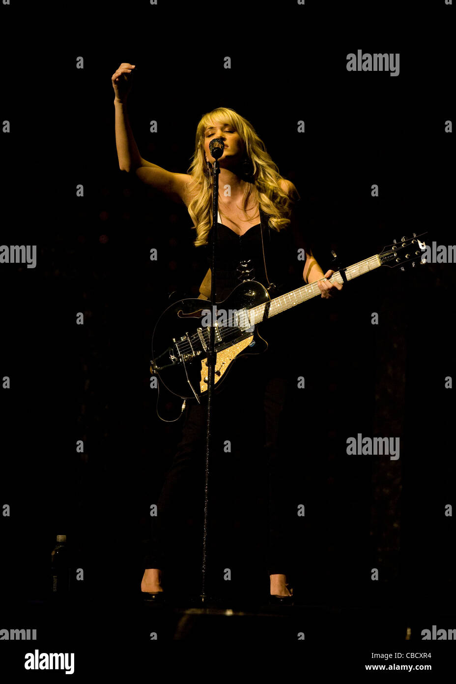 Paese di registrazione musicale artista Carrie Underwood eseguendo in concerto. Foto Stock