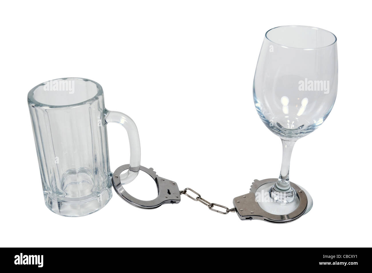 Manette fatte di metallo con chiusura meccanica attaccata ad un boccale di birra e bicchiere di vino - percorso incluso Foto Stock