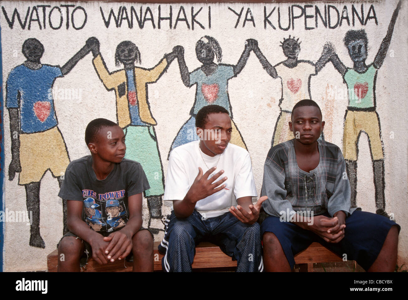 I membri di un progetto di bambini di strada in una discussione, Dar es Salaam, Tanzania Foto Stock