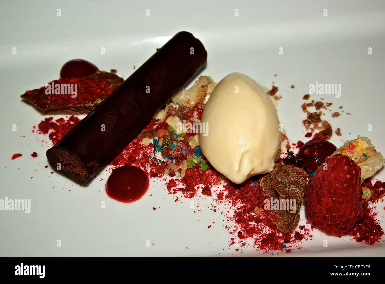 Convogliatore almond gelato al lampone aerato manjari Guanaja mousse al cioccolato liofilizzato lychee dessert Foto Stock