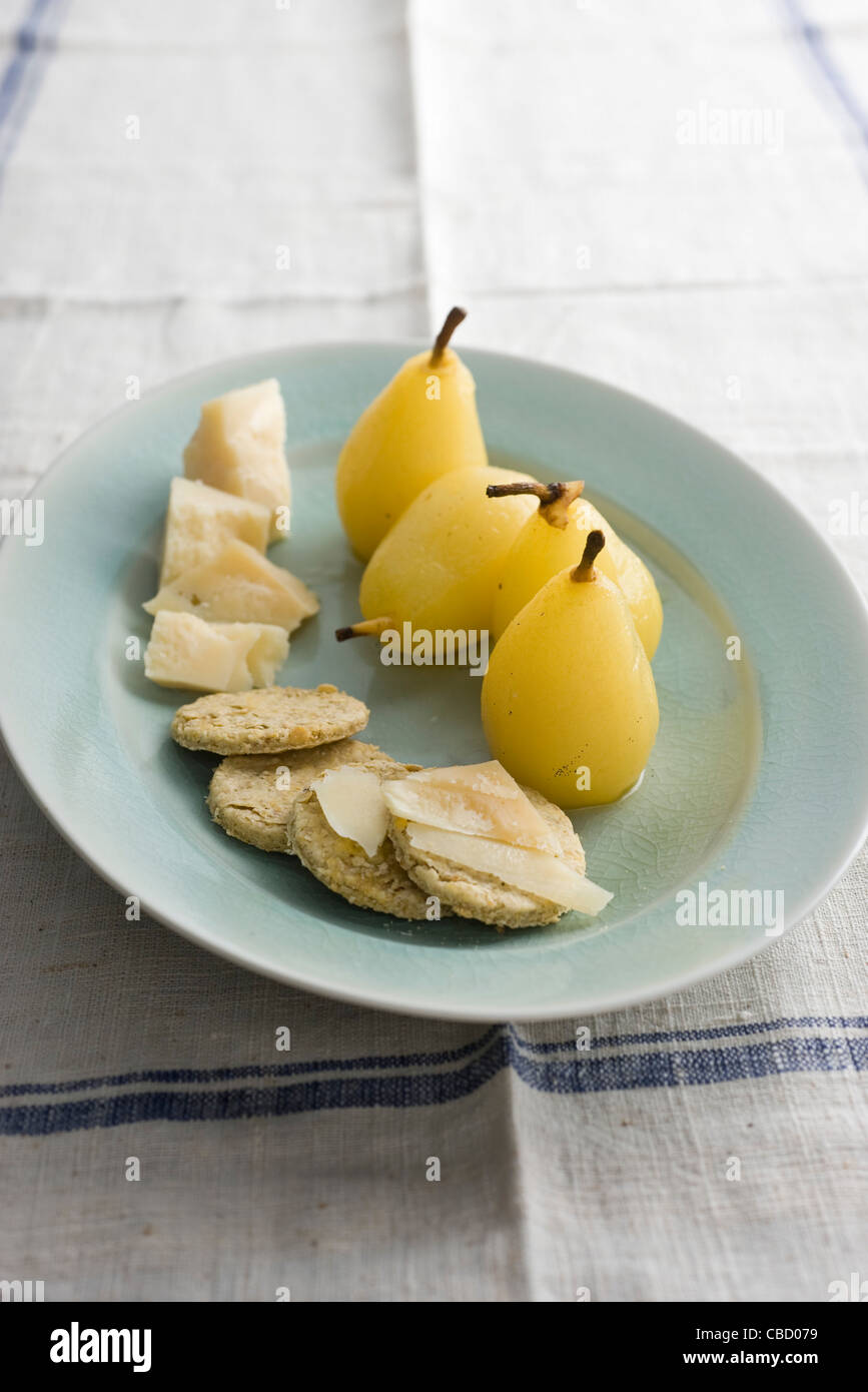 Pere in camicia con lo zafferano, fiocchi d'avena cookies e scaglie di parmigiano Foto Stock