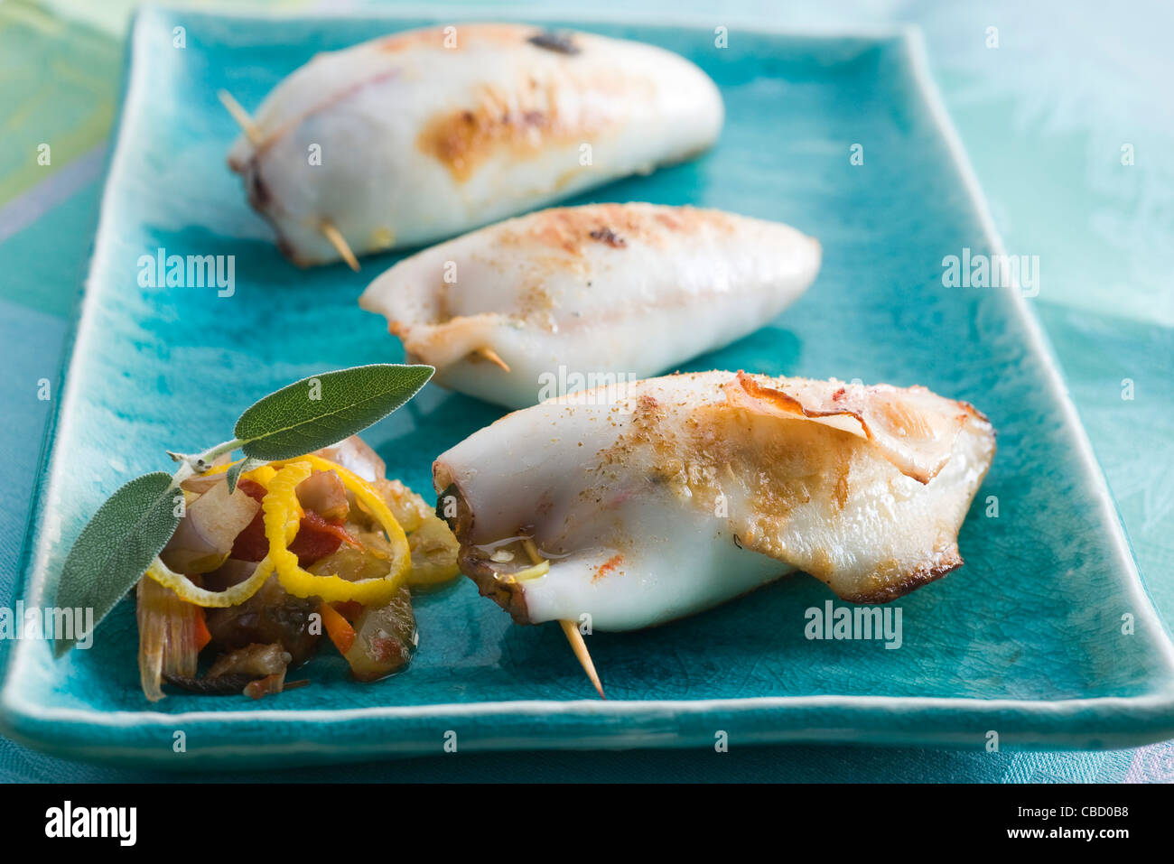 Calamari Ripieni con erbe aromatiche Foto Stock