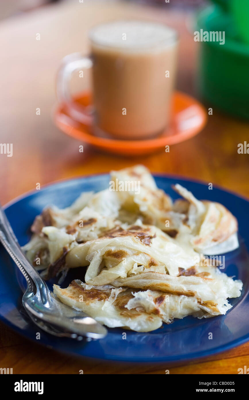 Tipica colazione malese, roti canai e tazza di the tarik Foto Stock