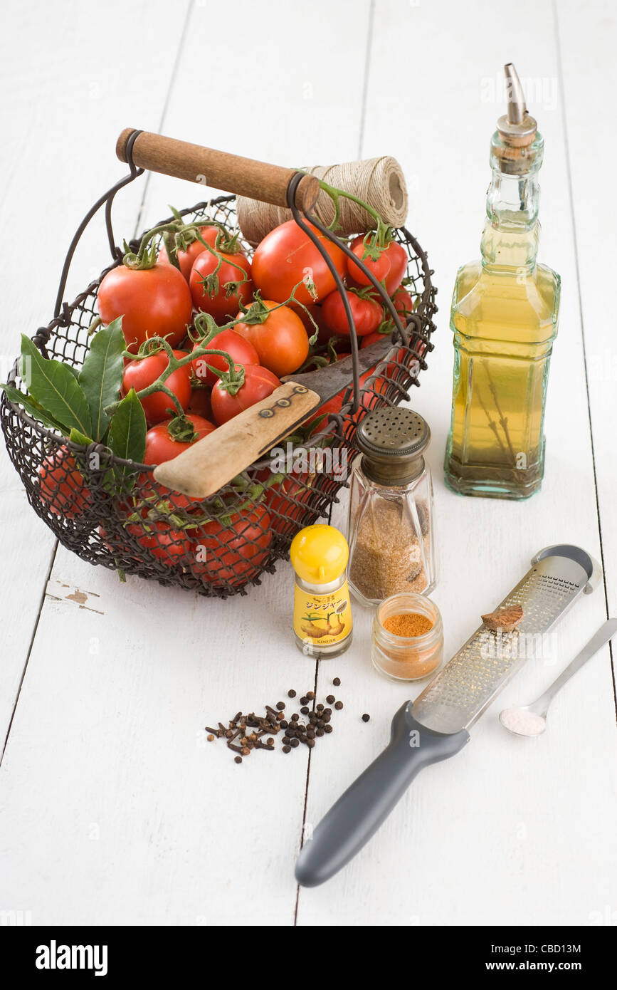 Pomodori freschi, olio d'oliva e spezie Foto Stock