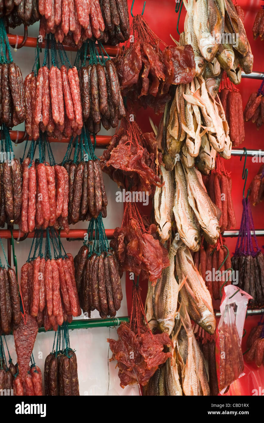 Carne di maiale essiccate, pesci secchi e salsiccia cinese per la vendita Foto Stock