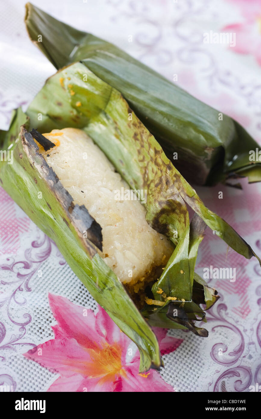 Tigrato panggang, riso glutinoso avvolto in foglie di pandan Foto Stock