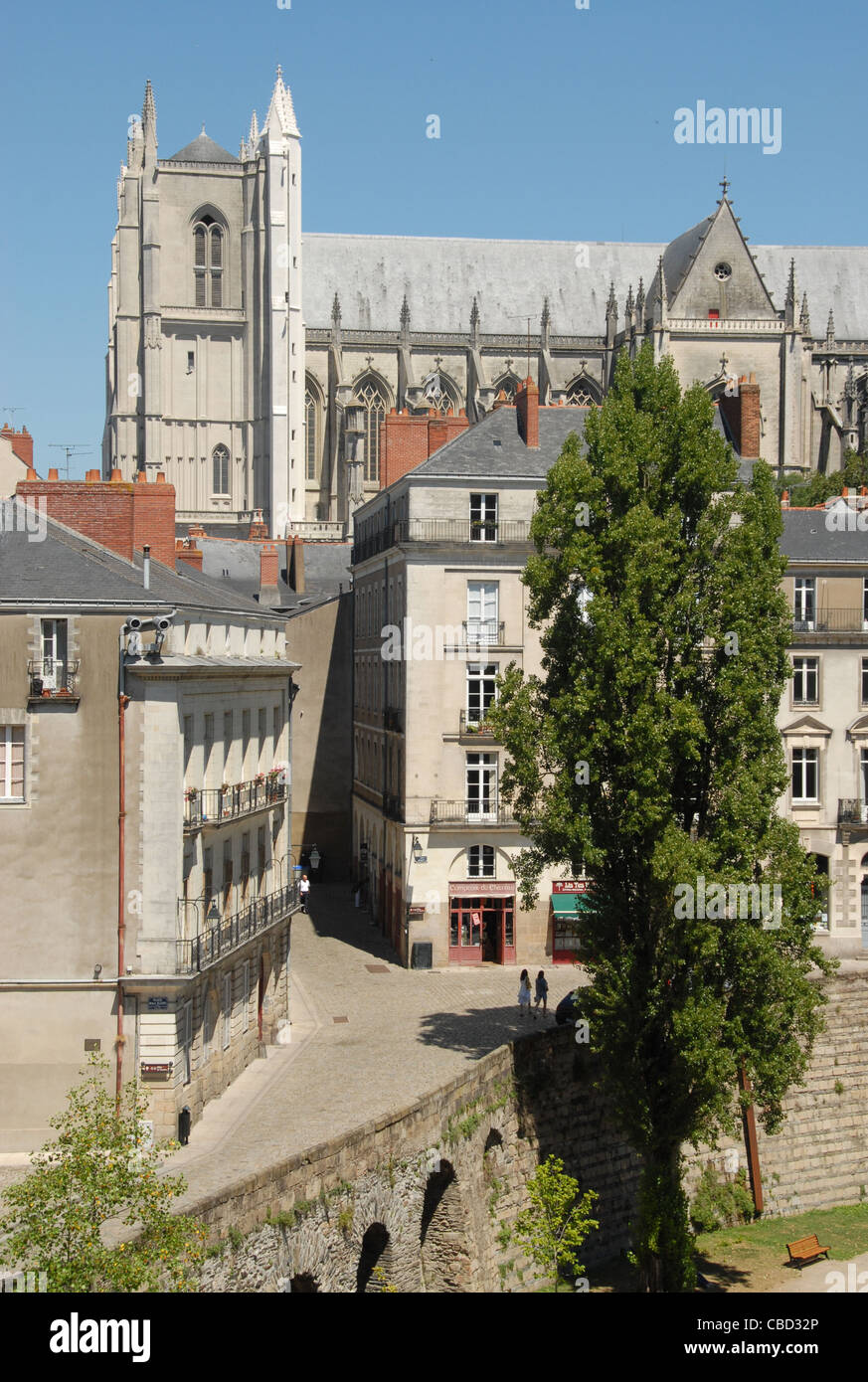 Vista di Nantes cattedrale di San Pietro e Paolo dai bastioni del castello Château des Ducs de Bretagne, Pays de la Loire, Francia Foto Stock