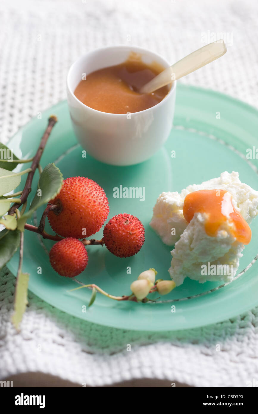 Il dessert con bacche di corbezzolo, Fromage Blanc e salsa di caramello Foto Stock