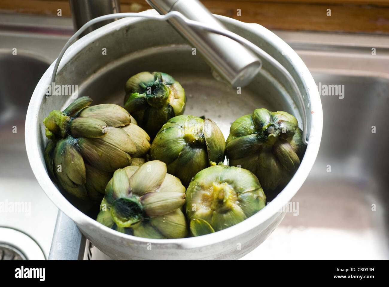 Il lavaggio di carciofi freschi Foto Stock