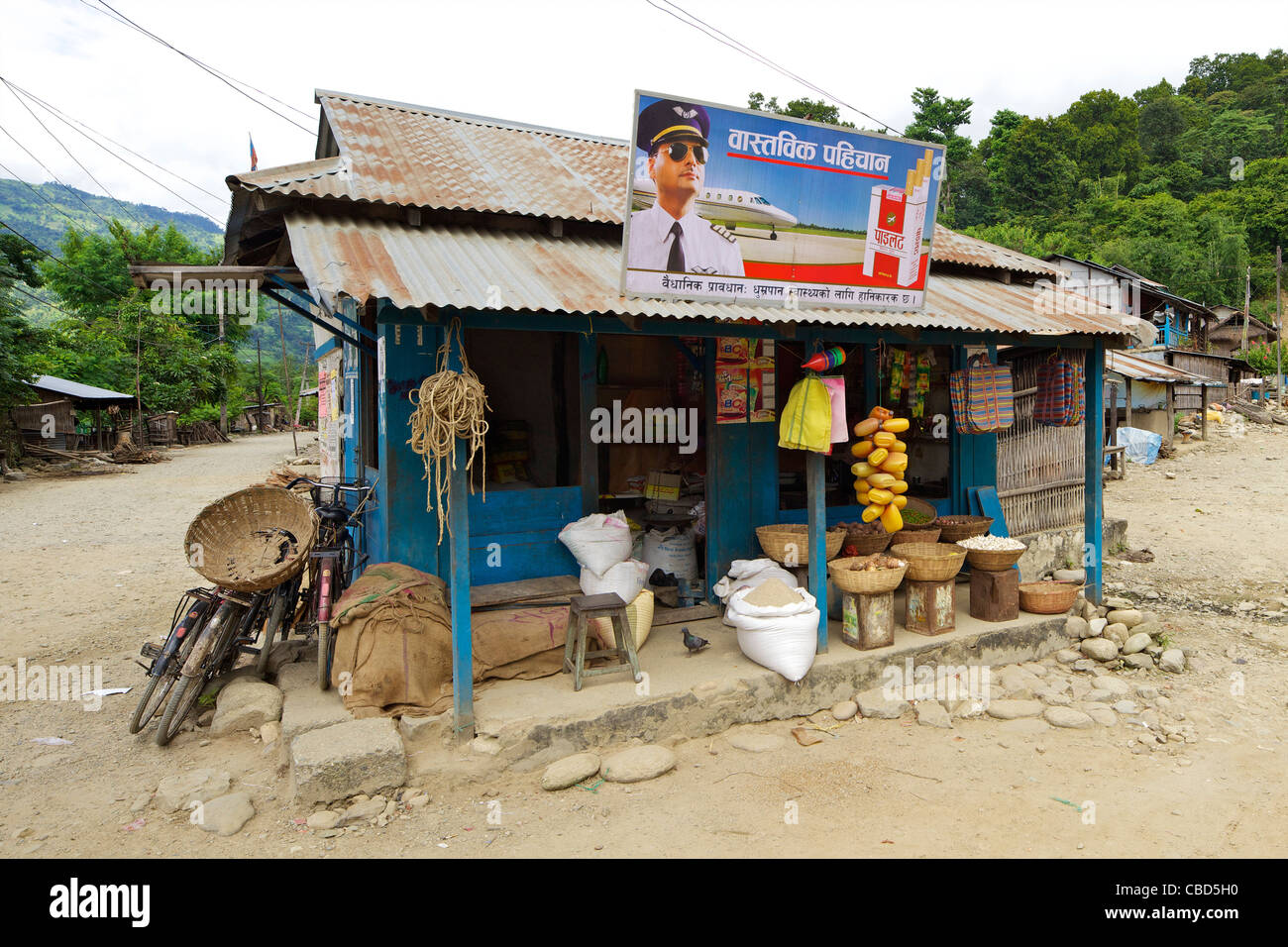 Pubblicità delle sigarette, compagnia aerea pilota, negozio di fronte, Chatara town, Terai, Nepal, Asia Foto Stock