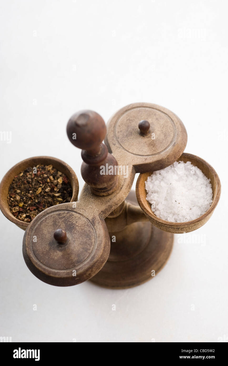Cantina di sale riempite con sale grosso e pepe tritato Foto stock - Alamy