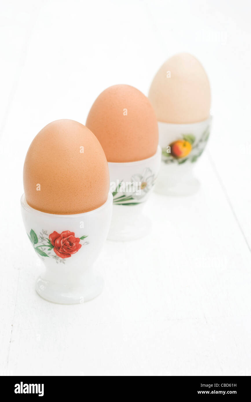 Uova in coppe di uovo Foto Stock