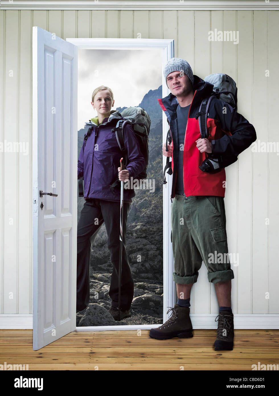 Gli escursionisti in piedi nella nuova casa Foto Stock