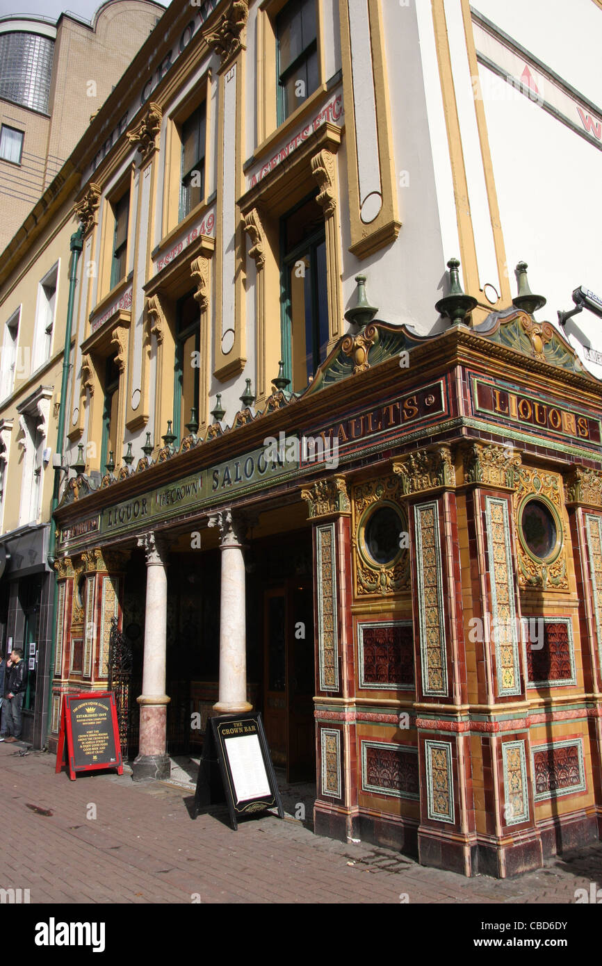 Il Crown Liquor Saloon è una casa pubblica a Belfast, Irlanda del Nord, situato in Great Victoria Street. Foto Stock