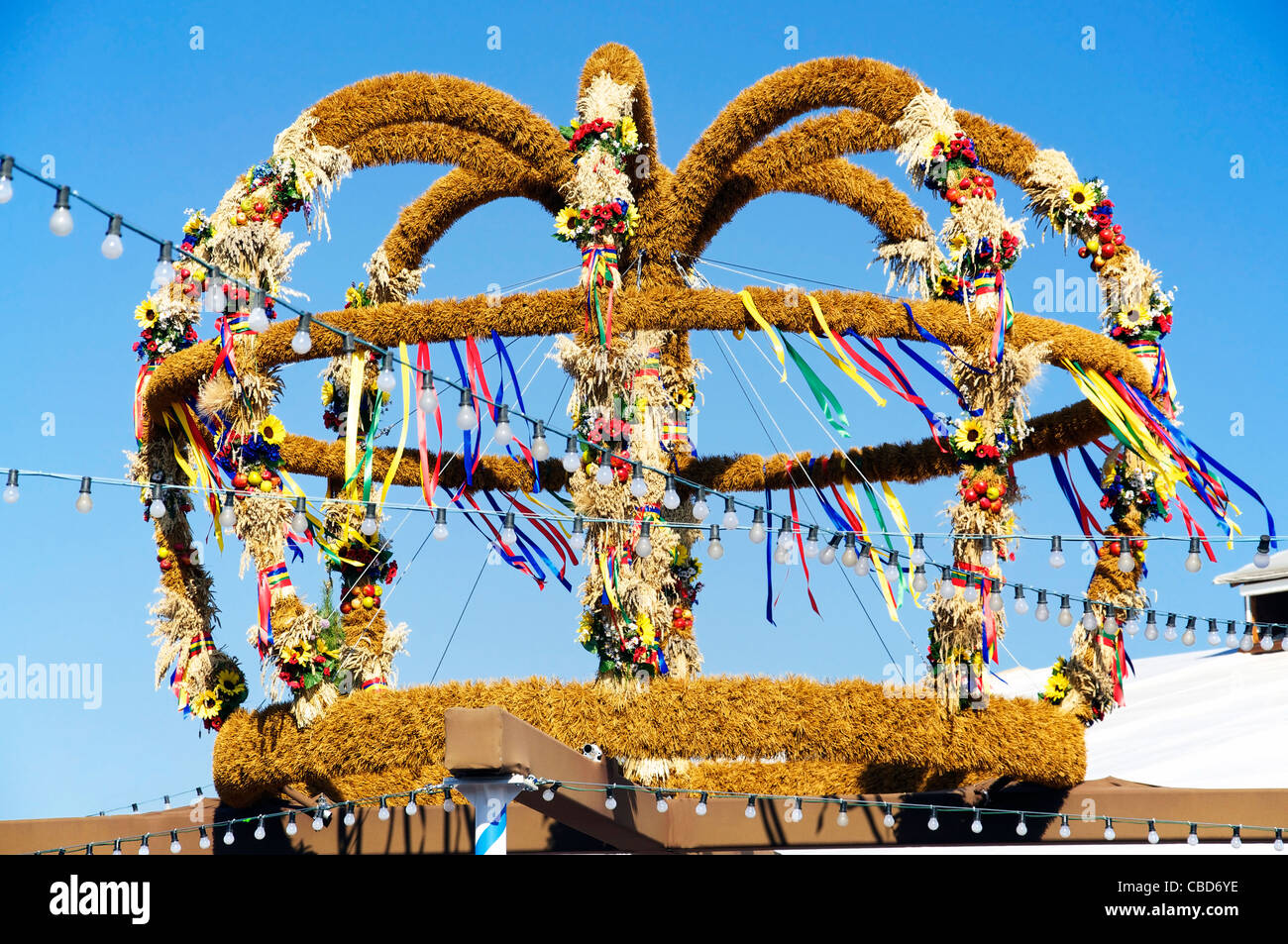 Grande, decorata corona di raccolto sul display a una fiera in Baviera. Harvest corone sono elementi tipici per il tedesco di ringraziamento Foto Stock