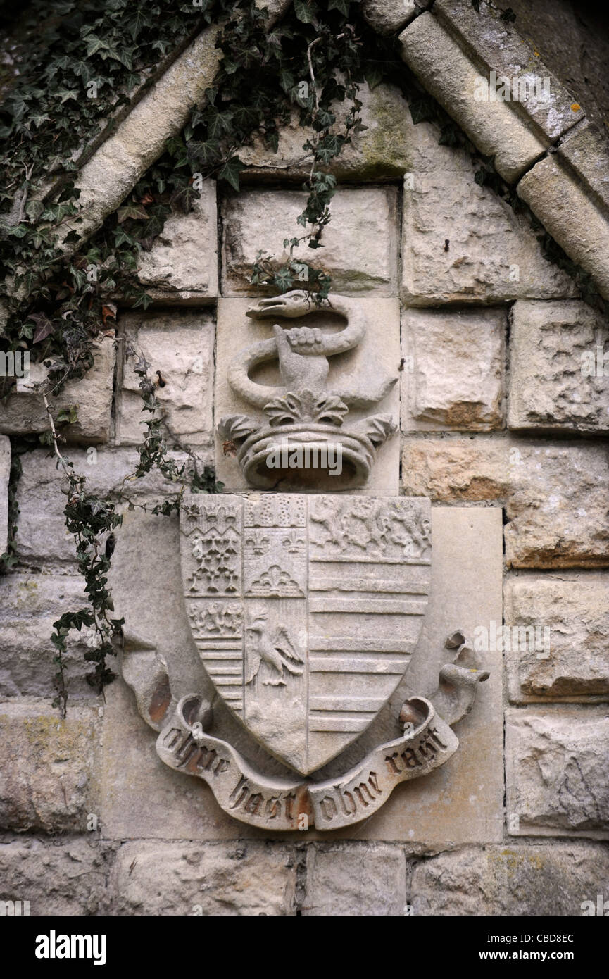 Stemma al di sopra di una porta nella parete esterna a Devizes Castello con il motto tedesco "ohne hai Ohne Rast', WILTSHIRE REGNO UNITO Foto Stock