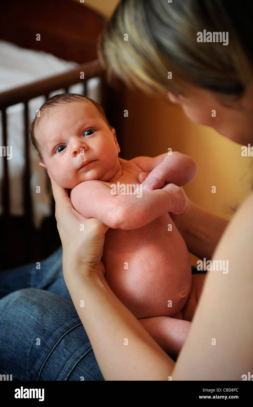 Un mese di vecchio bambino con sua madre REGNO UNITO Foto Stock