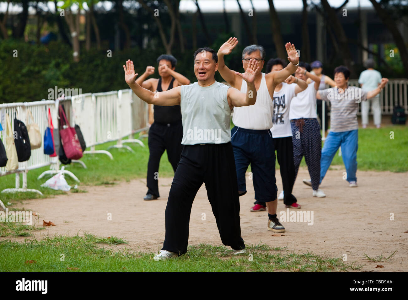 Pubblico di mattina presto Thai Chi esercizio gruppo Foto Stock