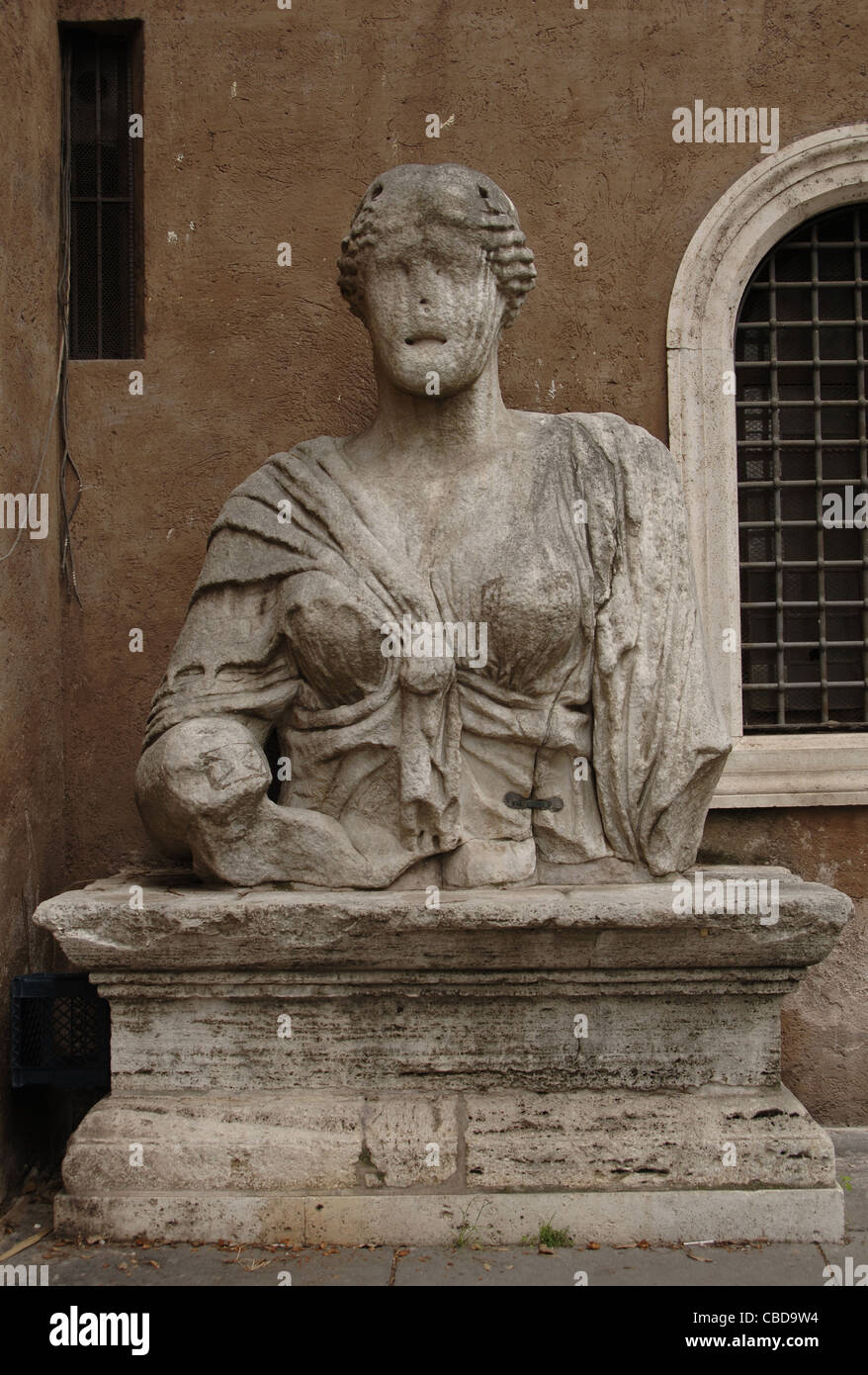 Madama Lucrezia. Roman busto colossale, possibile rappresentazione della dea Iside. Piazza San Marco. Roma. L'Italia. Foto Stock