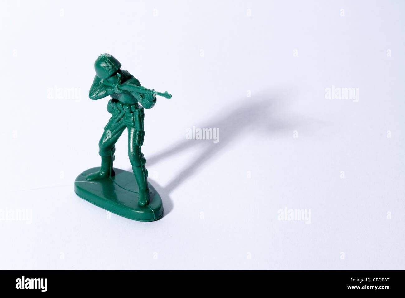 Soldati giocattolo di plastica, figure dell'esercito che combattono su uno sfondo bianco Foto Stock