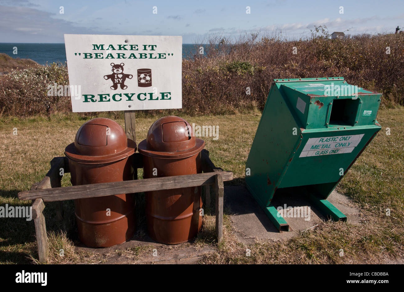 Bear-prova di contenitori di riciclaggio a Montauk Point, Long Island, NY, STATI UNITI D'AMERICA. Foto Stock