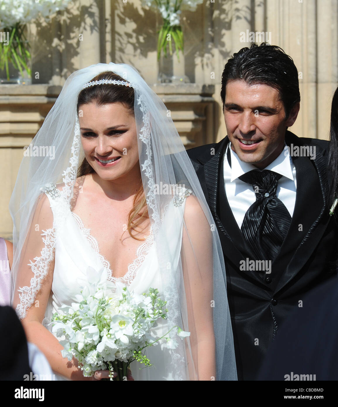 Il modello CECA Alena Seredova (sinistra) si sono sposati a Praga con calcio italiano player Gianluigi Buffon (a destra) il 16 giugno 2011. Foto Stock