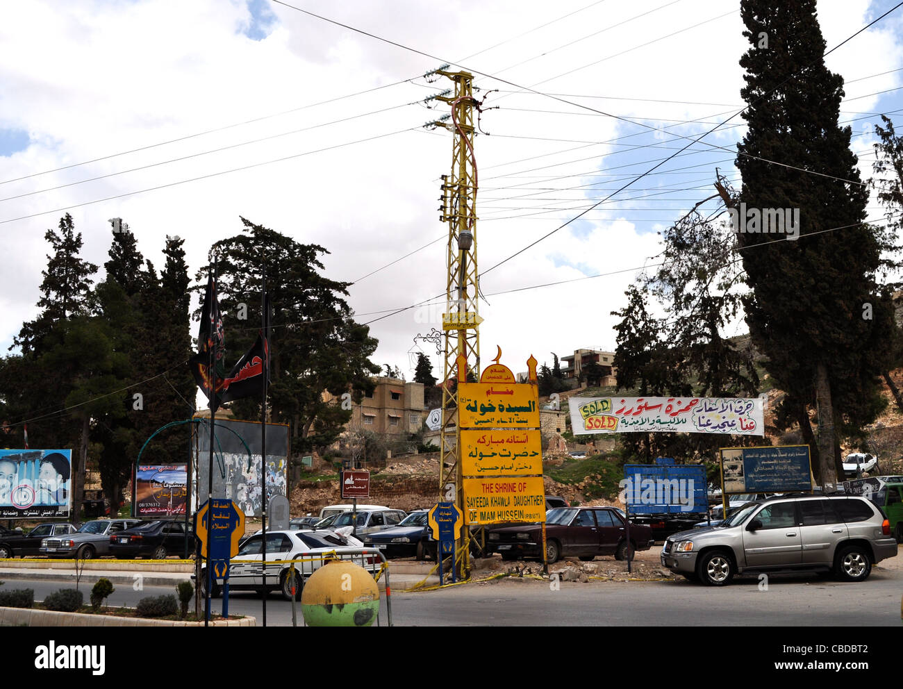 Gli sciiti una moschea, santuario amato dalle donne, figlia di Imam Hussain, Sayeeda Khawla, area controllata dagli Hezbollah vola il suo Banner. Foto Stock