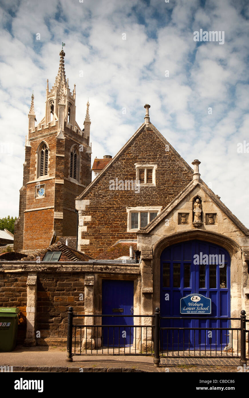 Regno Unito, Inghilterra, Bedfordshire, Woburn, guglia della vecchia chiesa di Santa Maria dietro la scuola del villaggio Foto Stock