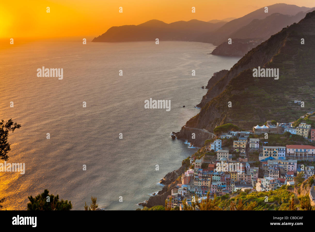 Tramonto su Riomaggiore Cinque Terre e provincia di La Spezia, Liguria, Italia, Europa Foto Stock
