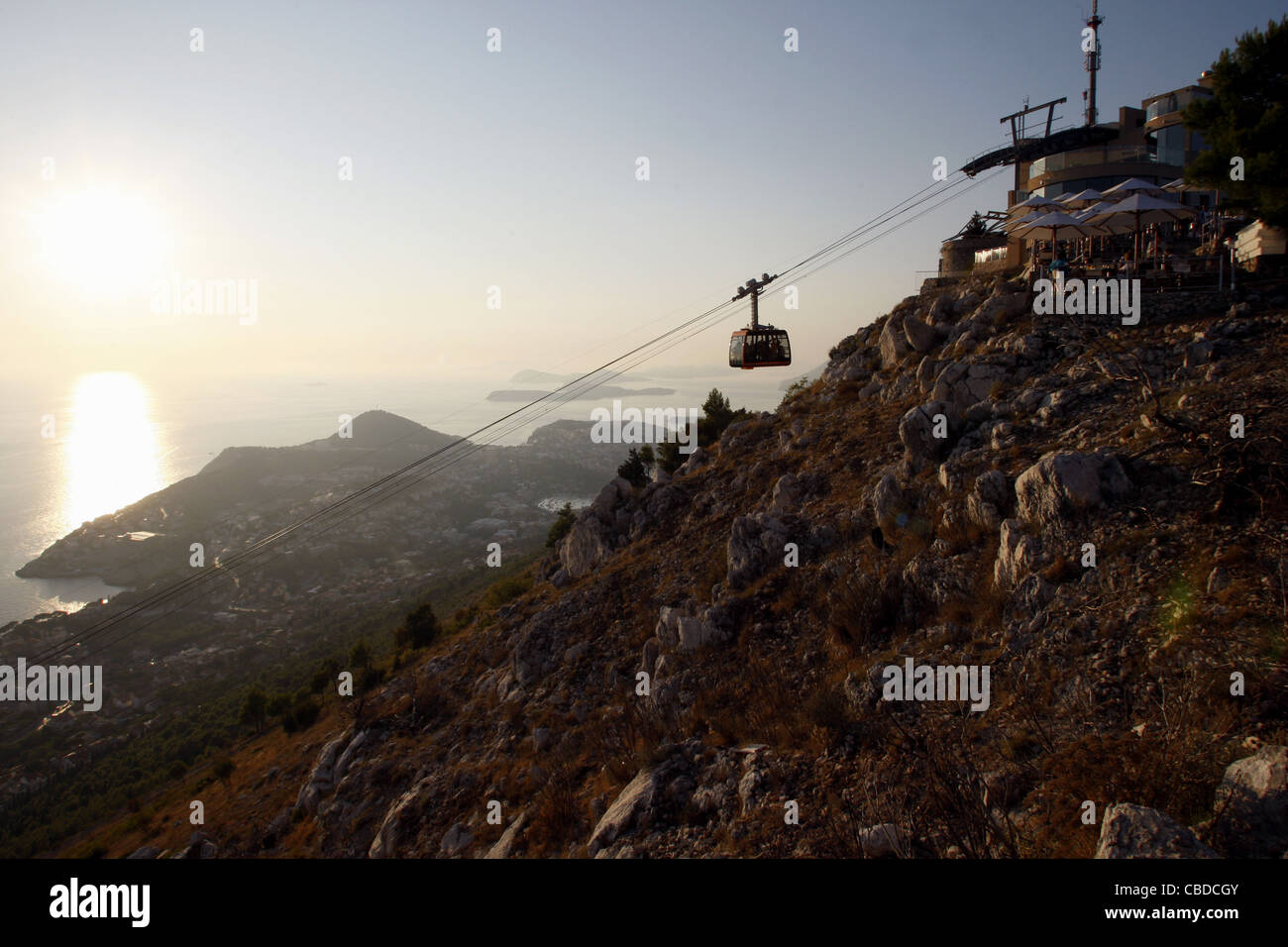 Funivia per il Monte SRD & RISTORANTE PANORAMA DELLA COSTA DELLA DALMAZIA CITTÀ VECCHIA Dubrovnik Croazia 05 Ottobre 2011 Foto Stock