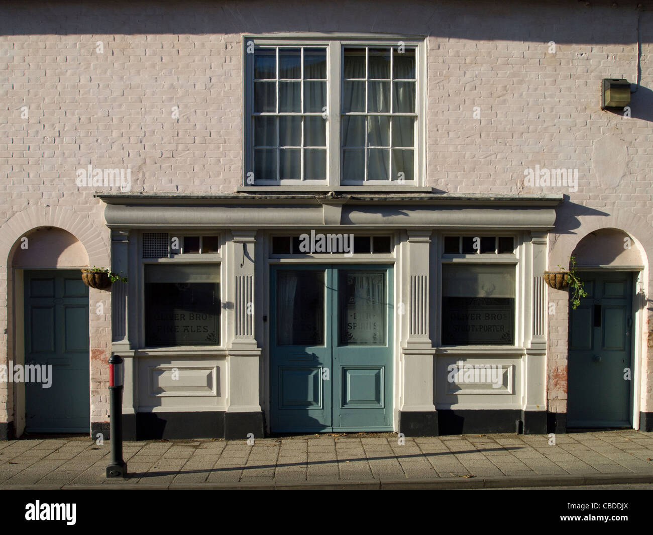 Una piccola casa di città che in passato era un pub (public house). Foto Stock