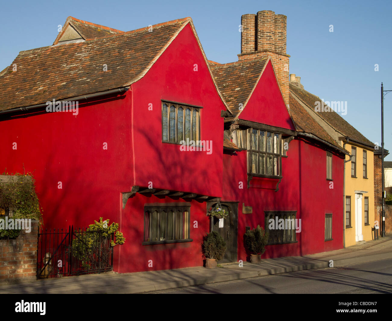 Mill House, un grande dipinto di rosso casa medioevale a Sudbury, Suffolk, Inghilterra. Foto Stock