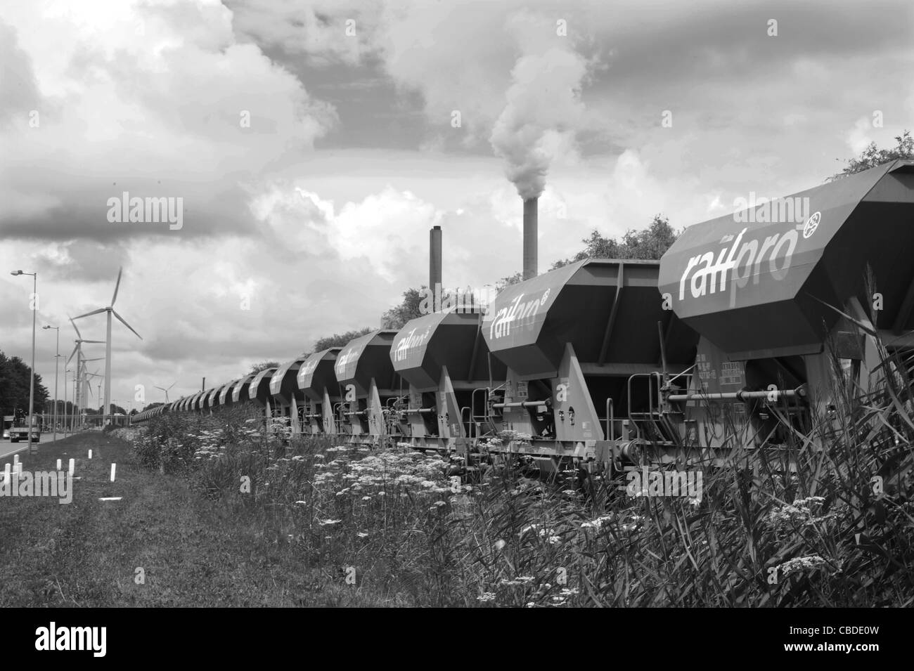 Vetture di carbone sul loro modo di powerstation Foto Stock