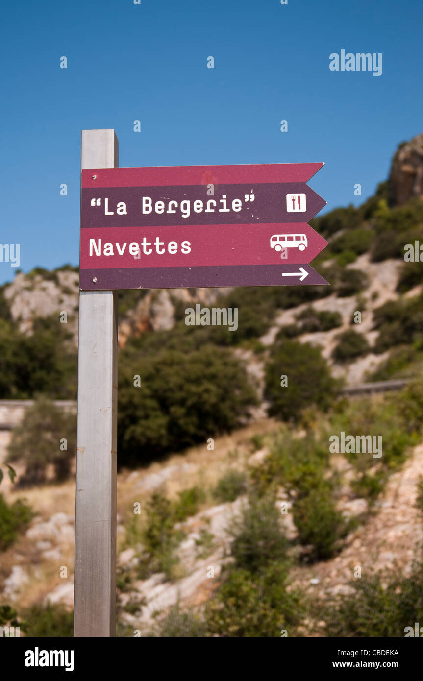 Seguire le indicazioni per il ristorante e bus navetta, vicino a St Guilhem le Desert, Herault, Languedoc Roussillon, Francia Foto Stock
